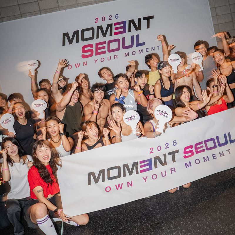 MINI MOM3NT SEOUL 현장에서 함께 환호하는 참가자들